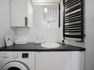 Mieszkanie w kamienicy - konkurs - Mała z pralką / suszarką z lustrem łazienka z oknem, styl nowoczesny - zdjęcie od MOA design