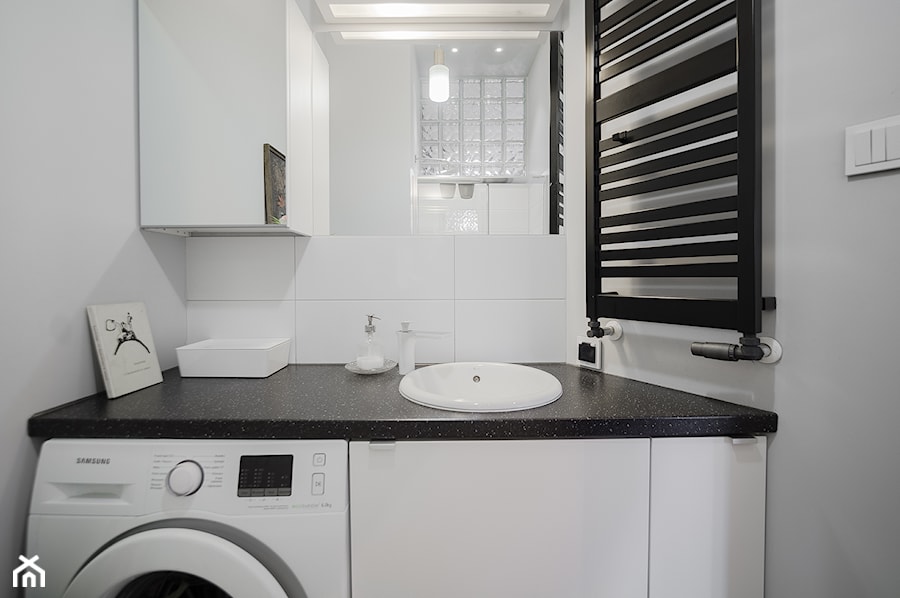 Mieszkanie w kamienicy - konkurs - Mała z pralką / suszarką z lustrem łazienka z oknem, styl nowoczesny - zdjęcie od MOA design