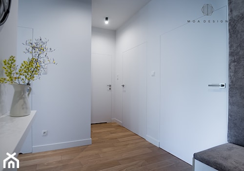 Realizacja nadmorskiego apartamentu - Średni biały szary hol / przedpokój, styl nowoczesny - zdjęcie od MOA design
