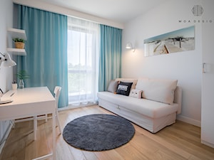 Realizacja nadmorskiego apartamentu - Średnie z sofą białe z fotografiami na ścianie biuro, styl skandynawski - zdjęcie od MOA design