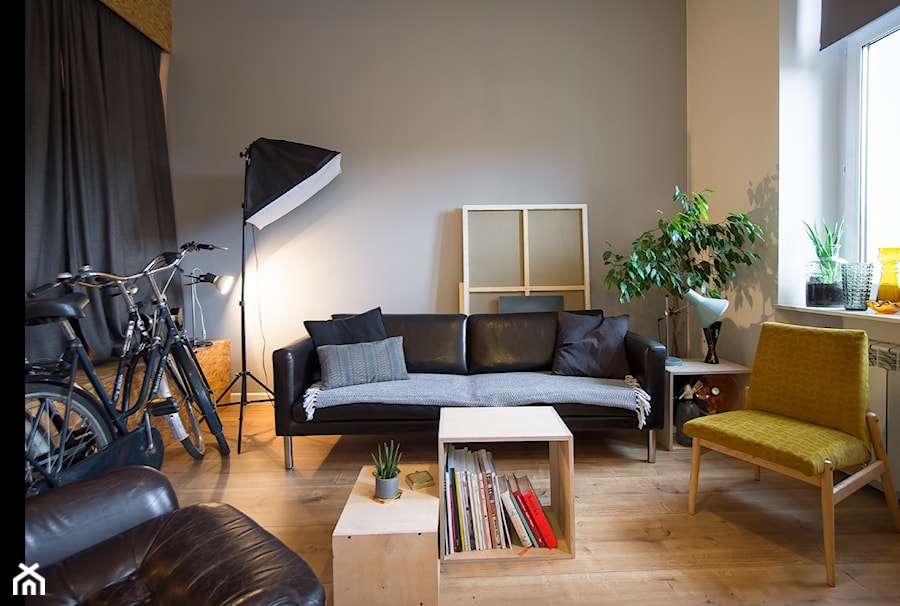 Mieszkanie w kamienicy - konkurs - Mały szary salon, styl vintage - zdjęcie od MOA design