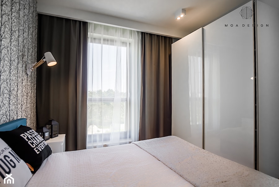 Realizacja nadmorskiego apartamentu - Średnia biała czarna sypialnia, styl skandynawski - zdjęcie od MOA design