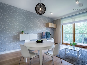 Realizacja nadmorskiego apartamentu - Średni biały szary salon z jadalnią, styl skandynawski - zdjęcie od MOA design