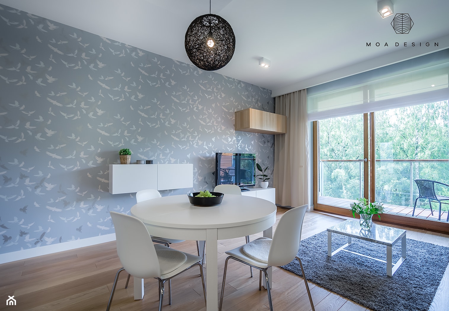 Realizacja nadmorskiego apartamentu - Średni biały szary salon z jadalnią, styl skandynawski - zdjęcie od MOA design - Homebook