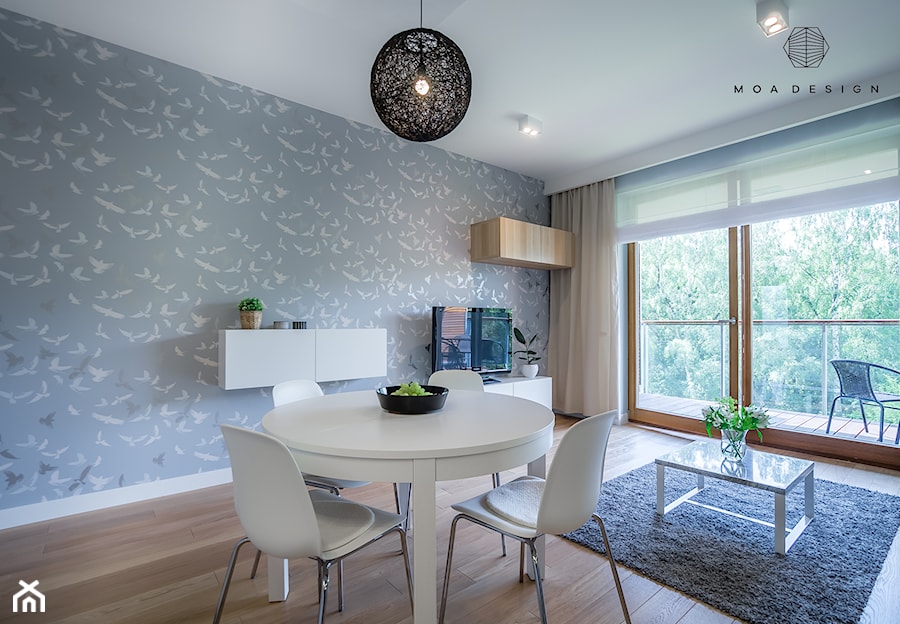 Realizacja nadmorskiego apartamentu - Średni biały szary salon z jadalnią, styl skandynawski - zdjęcie od MOA design