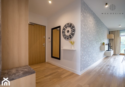 Realizacja nadmorskiego apartamentu - Mały biały szary hol / przedpokój, styl skandynawski - zdjęcie od MOA design