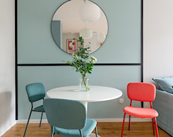 stół z kolorowymi krzesłami - zdjęcie od MOA design - Homebook