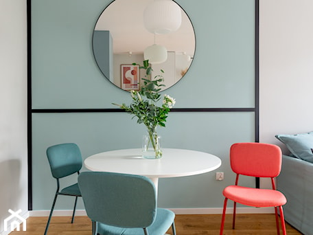 Aranżacje wnętrz - Salon: stół z kolorowymi krzesłami - MOA design. Przeglądaj, dodawaj i zapisuj najlepsze zdjęcia, pomysły i inspiracje designerskie. W bazie mamy już prawie milion fotografii!