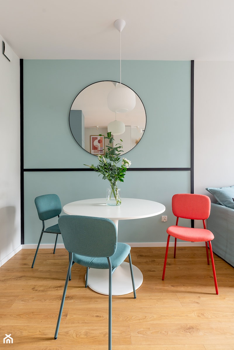 stół z kolorowymi krzesłami - zdjęcie od MOA design