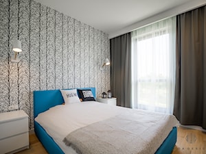 Realizacja nadmorskiego apartamentu - Średnia biała czarna sypialnia, styl skandynawski - zdjęcie od MOA design