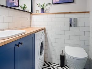 Mała łazienka z niebieskim akcentem - zdjęcie od MOA design