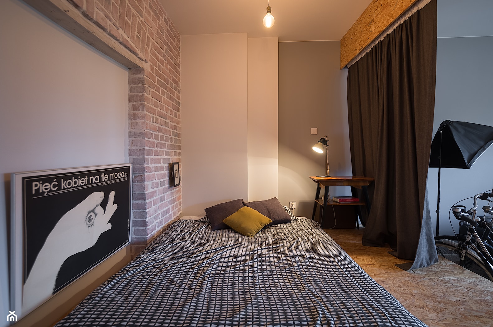 Mieszkanie w kamienicy - konkurs - Mała biała szara z biurkiem sypialnia, styl nowoczesny - zdjęcie od MOA design - Homebook