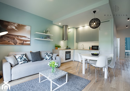 Realizacja nadmorskiego apartamentu - Średni niebieski salon z kuchnią z jadalnią, styl skandynawsk ... - zdjęcie od MOA design