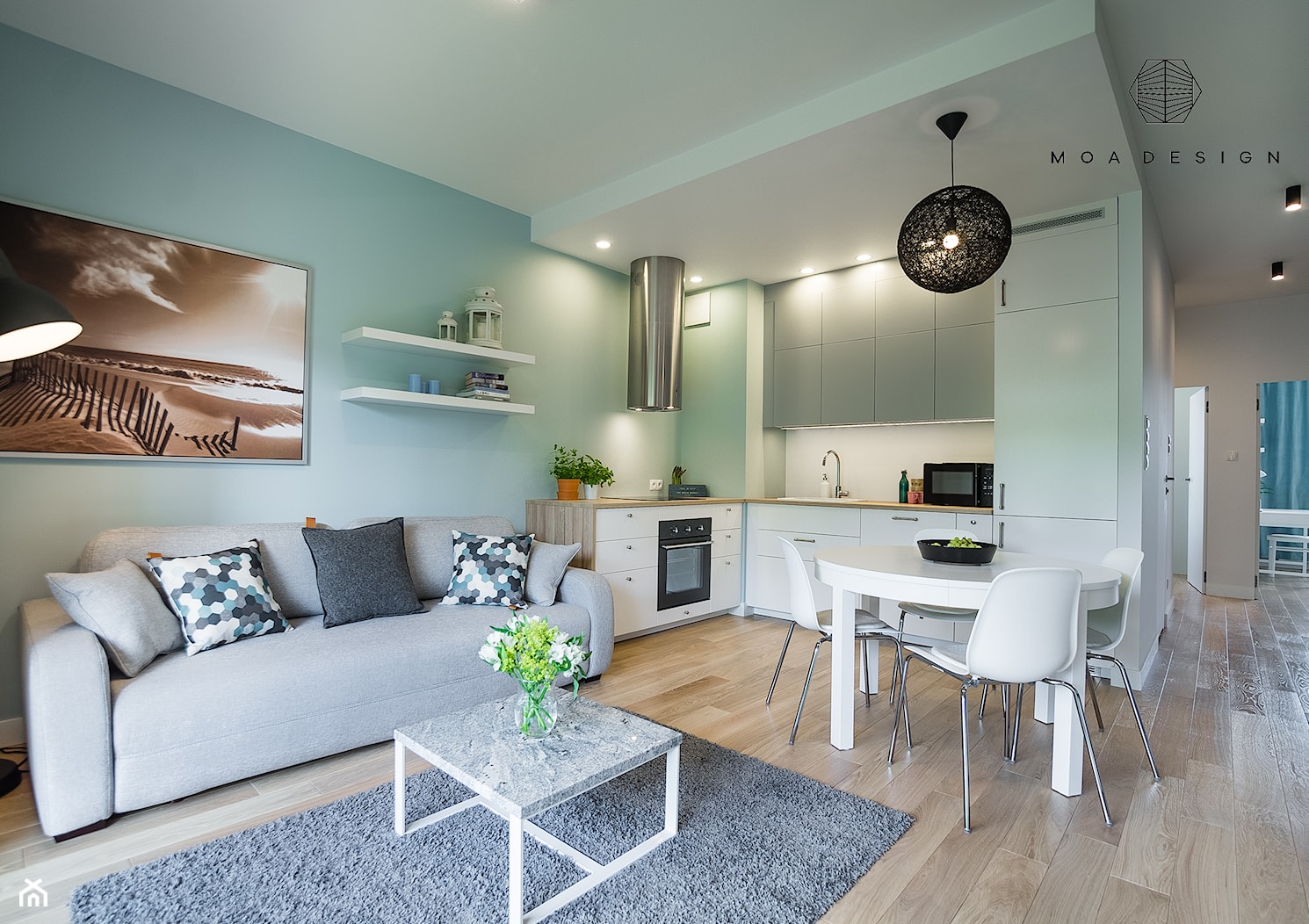 Realizacja nadmorskiego apartamentu - Średni niebieski salon z kuchnią z jadalnią, styl skandynawsk ... - zdjęcie od MOA design - Homebook