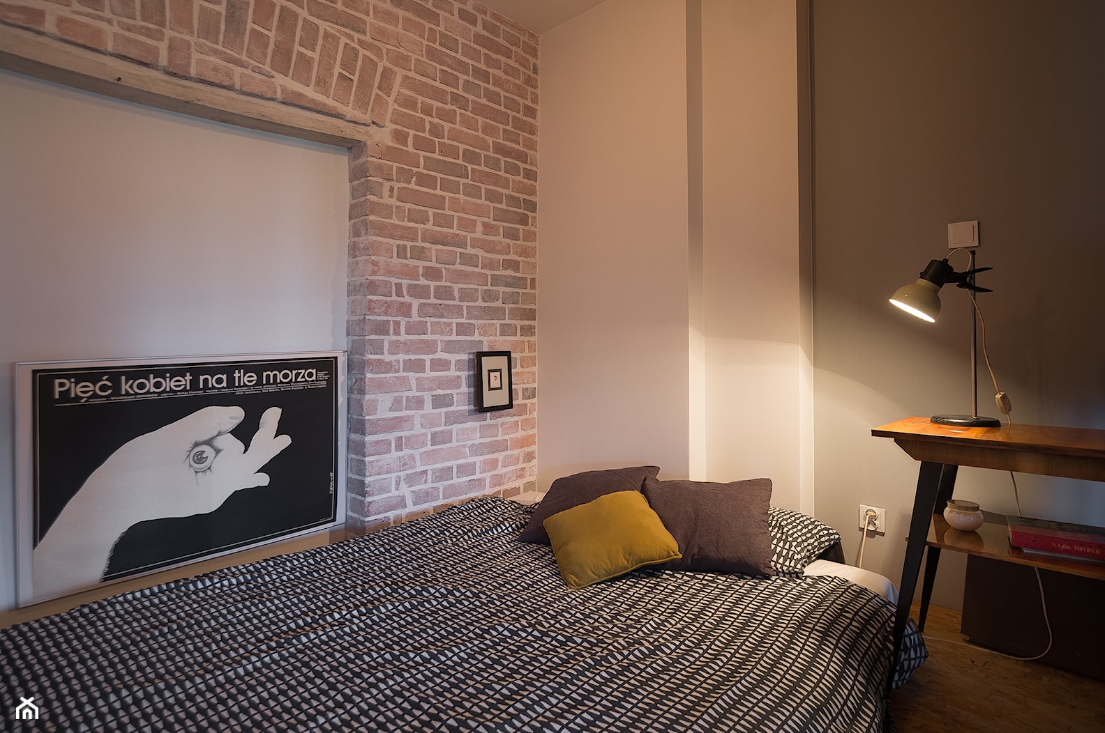 Mieszkanie w kamienicy - konkurs - Średnia biała szara z biurkiem sypialnia, styl vintage - zdjęcie od MOA design - Homebook
