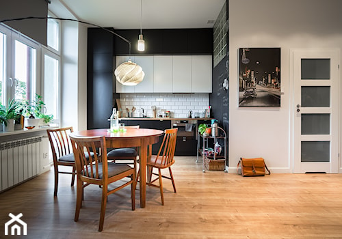 Mieszkanie w kamienicy - konkurs - Średnia biała czarna z zabudowaną lodówką z lodówką wolnostojącą z nablatowym zlewozmywakiem kuchnia w kształcie litery l z oknem, styl nowoczesny - zdjęcie od MOA design