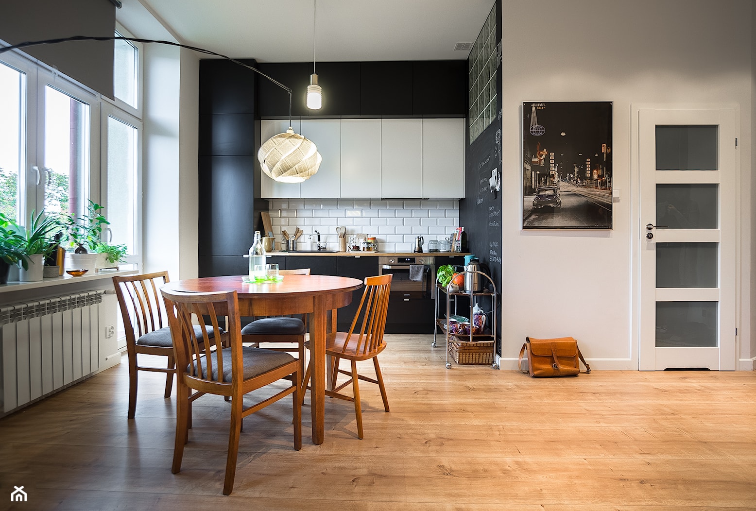 Mieszkanie w kamienicy - konkurs - Średnia biała czarna z zabudowaną lodówką z lodówką wolnostojącą z nablatowym zlewozmywakiem kuchnia w kształcie litery l z oknem, styl nowoczesny - zdjęcie od MOA design - Homebook