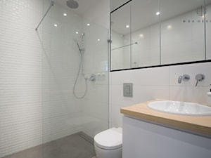 Realizacja nadmorskiego apartamentu - Średnia bez okna z punktowym oświetleniem łazienka, styl minimalistyczny - zdjęcie od MOA design