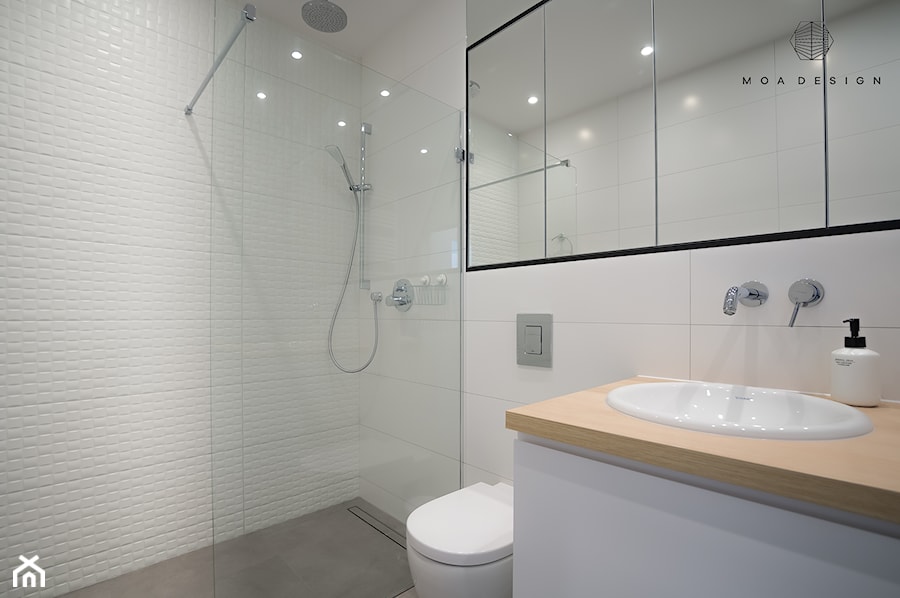 Realizacja nadmorskiego apartamentu - Średnia bez okna z punktowym oświetleniem łazienka, styl minimalistyczny - zdjęcie od MOA design