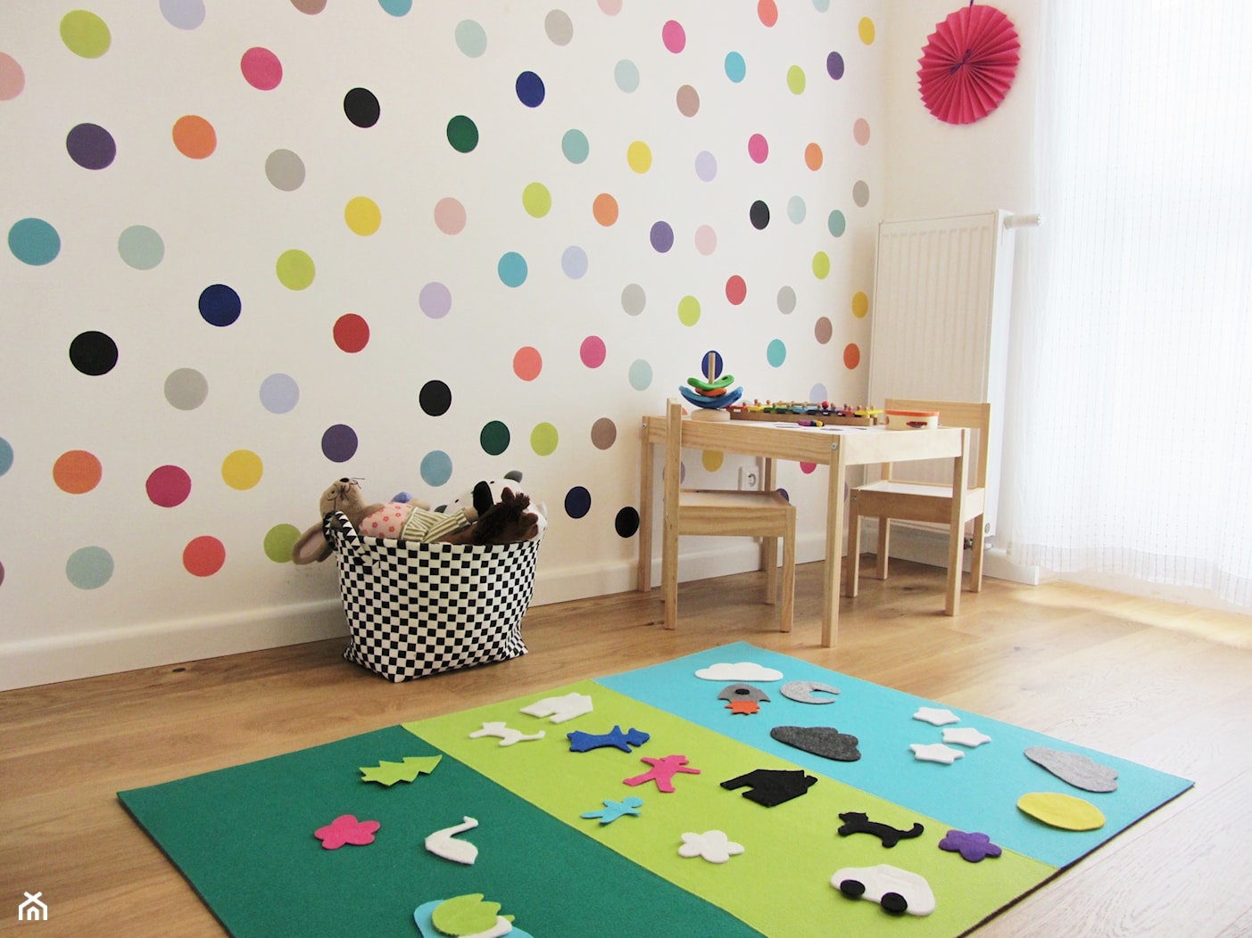 MOA for kids - Średni beżowy pokój dziecka dla dziecka dla dziewczynki, styl skandynawski - zdjęcie od MOA design - Homebook
