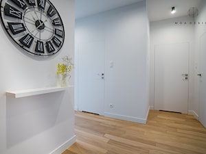 Realizacja nadmorskiego apartamentu - Średni biały hol / przedpokój, styl nowoczesny - zdjęcie od MOA design