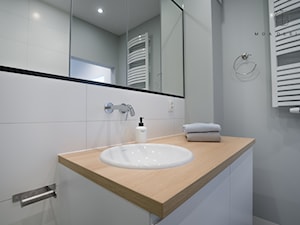 Realizacja nadmorskiego apartamentu - Mała na poddaszu bez okna z lustrem łazienka, styl nowoczesny - zdjęcie od MOA design