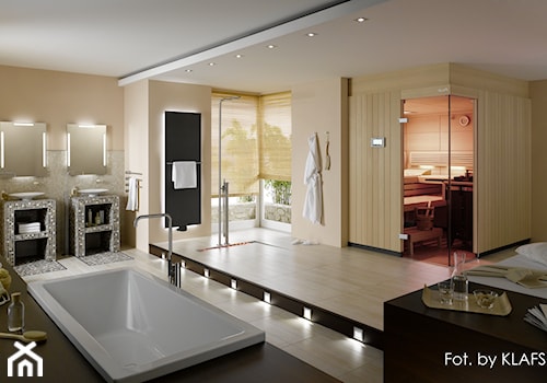 Duża jako pokój kąpielowy z dwoma umywalkami z punktowym oświetleniem łazienka z oknem, styl glamour - zdjęcie od KLAFS