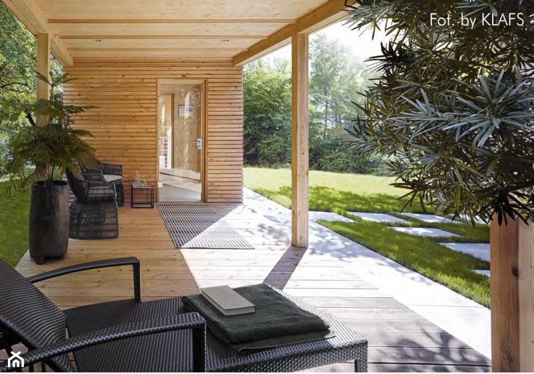Sauny ogrodowe - Duży z nawierzchnią pokrytą kostką brukową ogród w stylu skandynawskim za domem z altaną, styl skandynawski - zdjęcie od KLAFS - Homebook