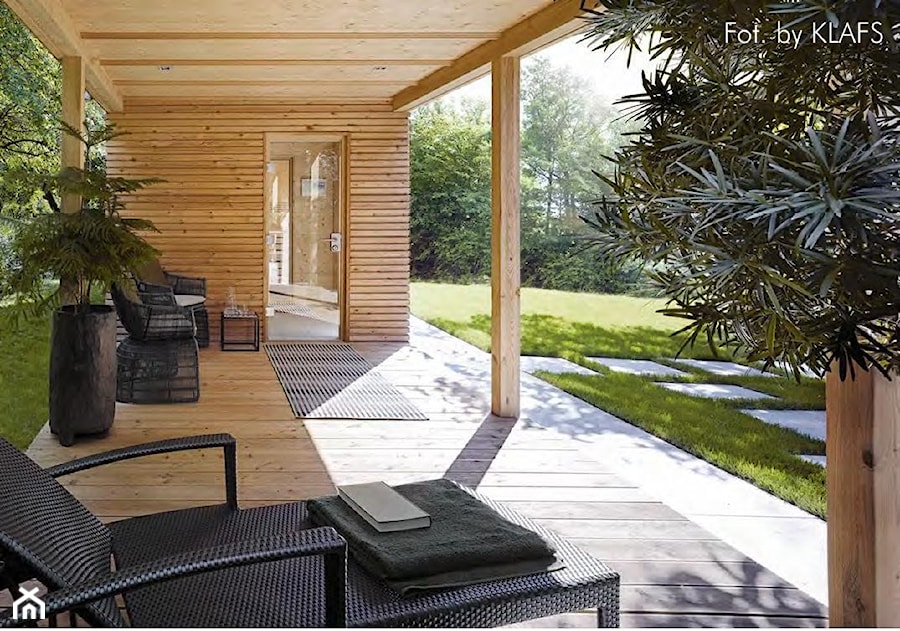 Sauny ogrodowe - Duży z nawierzchnią pokrytą kostką brukową ogród w stylu skandynawskim za domem z altaną, styl skandynawski - zdjęcie od KLAFS