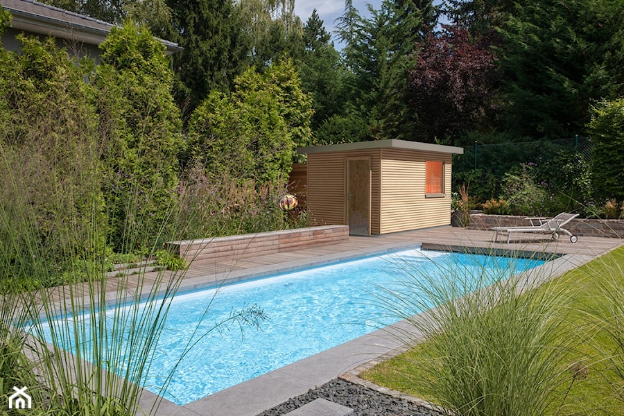 Sauny ogrodowe - Średni z nawierzchnią pokrytą kostką brukową ogród w stylu skandynawskim za domem z altaną z basenem, styl skandynawski - zdjęcie od KLAFS