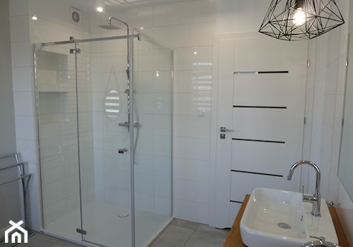 Minimalistyczna łazienka - Mała bez okna z lustrem z punktowym oświetleniem łazienka, styl minimalistyczny - zdjęcie od www.only4walls.pl