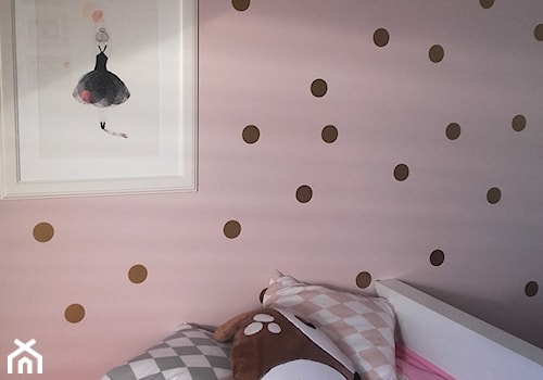 Na złoto w pokoju Księżniczki - Mały różowy pokój dziecka dla nastolatka dla chłopca dla dziewczynki ... - zdjęcie od www.only4walls.pl