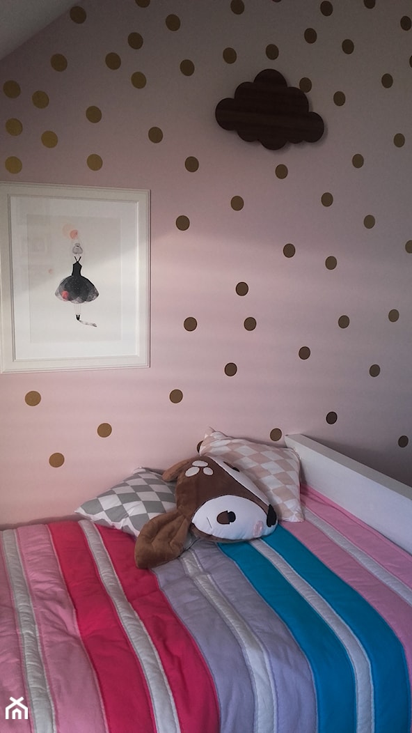 Na złoto w pokoju Księżniczki - Mały różowy pokój dziecka dla nastolatka dla chłopca dla dziewczynki, styl skandynawski - zdjęcie od www.only4walls.pl - Homebook