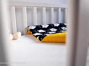 Pokój Frania - Mały biały pokój dziecka dla niemowlaka dla chłopca dla dziewczynki, styl skandynawski - zdjęcie od www.only4walls.pl