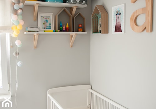 Pokój Mojego Synka - Mały szary pokój dziecka dla niemowlaka dla chłopca dla dziewczynki, styl skandynawski - zdjęcie od www.only4walls.pl