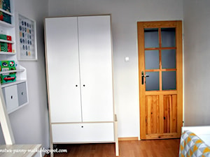Pokój Frania - Mały szary pokój dziecka dla dziecka dla nastolatka dla chłopca dla dziewczynki, styl skandynawski - zdjęcie od www.only4walls.pl
