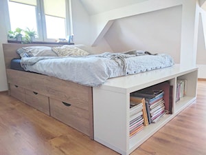 Mała biała sypialnia na poddaszu, styl skandynawski - zdjęcie od Meble Bryś