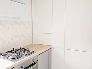Kuchnia szaro-biała z drewnianym blatem - Kuchnia, styl skandynawski - zdjęcie od Meble Bryś