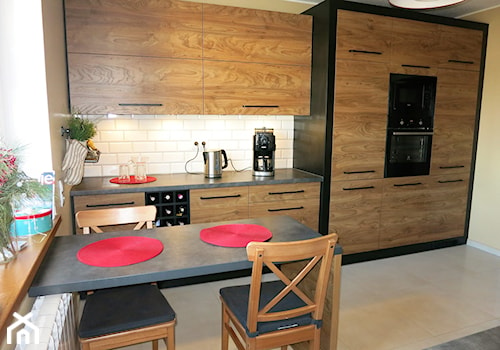 Kuchnia - Duża z zabudowaną lodówką kuchnia jednorzędowa z oknem, styl nowoczesny - zdjęcie od Meble Bryś