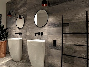 Średnia z lustrem z dwoma umywalkami z marmurową podłogą łazienka z oknem, styl industrialny - zdjęcie od LaskowskaWnętrza