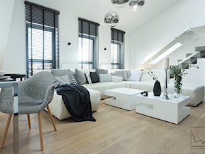 REALIZACJA APARTAMENTU Z ANTRESOLĄ _100 m2 _WOLSZTYN - Średni biały salon z jadalnią - zdjęcie od LaskowskaWnętrza