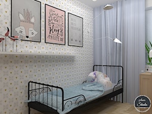 Pokój dla dziewczynki z charakterem - Średni biały szary pokój dziecka dla nastolatka dla dziewczynki, styl nowoczesny - zdjęcie od Ano Studio