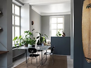 Średnia szara jadalnia w salonie, styl skandynawski - zdjęcie od Design Spichlerz