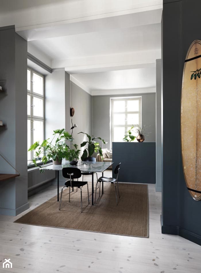 Średnia szara jadalnia w salonie, styl skandynawski - zdjęcie od Design Spichlerz