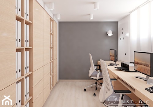 Małe z zabudowanym biurkiem białe szare biuro, styl nowoczesny - zdjęcie od MONIKA PATYKIEWICZ mSTUDIO