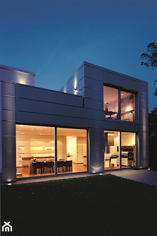 nowoczesny dom z białą elewacją i dużymi oknami