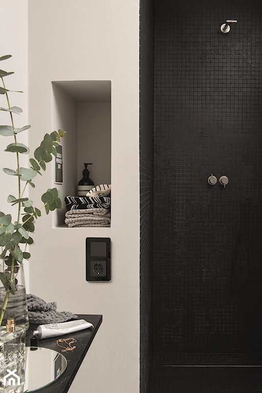 czarna mozaika pod prysznicem, czarny blat łazienkowy, biała ściana, czarny łącznik