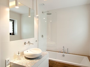 Mieszkanie Sobieskiego - Myślenice - Realizacja 2014 - Mała łazienka z oknem, styl minimalistyczny - zdjęcie od NOVI art Pracownia projektowa