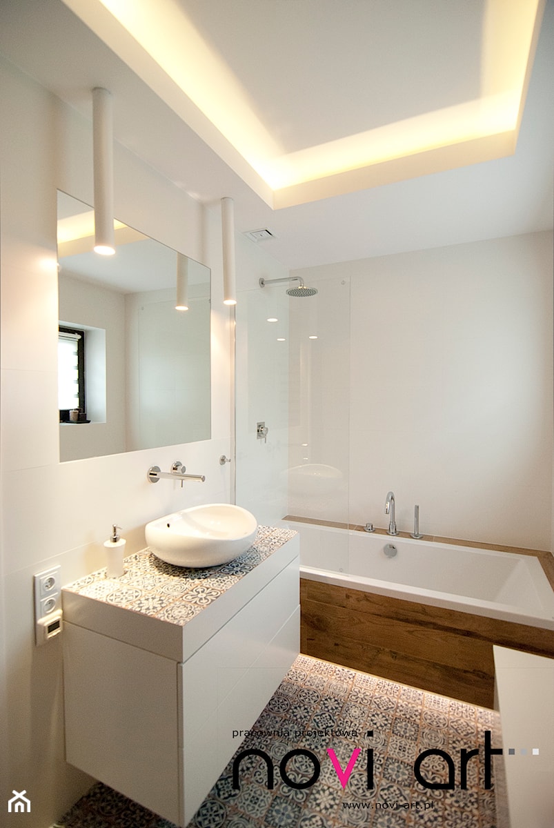 Mieszkanie Sobieskiego - Myślenice - Realizacja 2014 - Mała łazienka z oknem, styl minimalistyczny - zdjęcie od NOVI art Pracownia projektowa