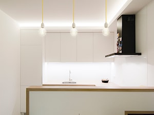 Mieszkanie Odrzańska - Kraków - Realizacja 2015 - Mała biała jadalnia w kuchni, styl nowoczesny - zdjęcie od NOVI art Pracownia projektowa